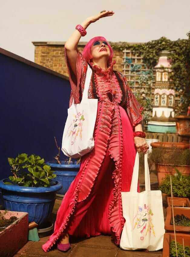 Zandra-Rhodes-with-tote-bag-rooftop-ZRRYE-sqd Zandra hoes with electrical totes on a rooftop